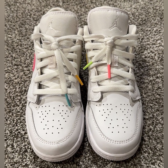 Jordan Women’s Air 1 low - Picture 2 of 7